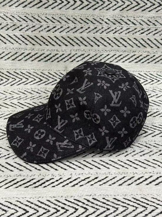 Louis Vuitton Women\'s Black Cap